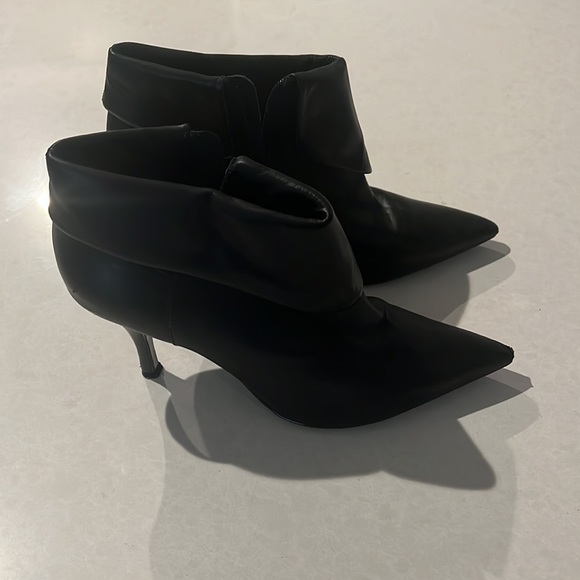 Black heeled short bootie - Picture 3 of 4